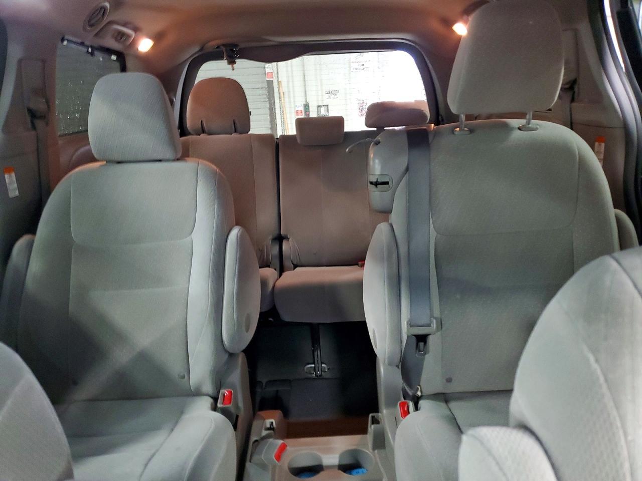 2016 TOYOTA SIENNA LE photo 28