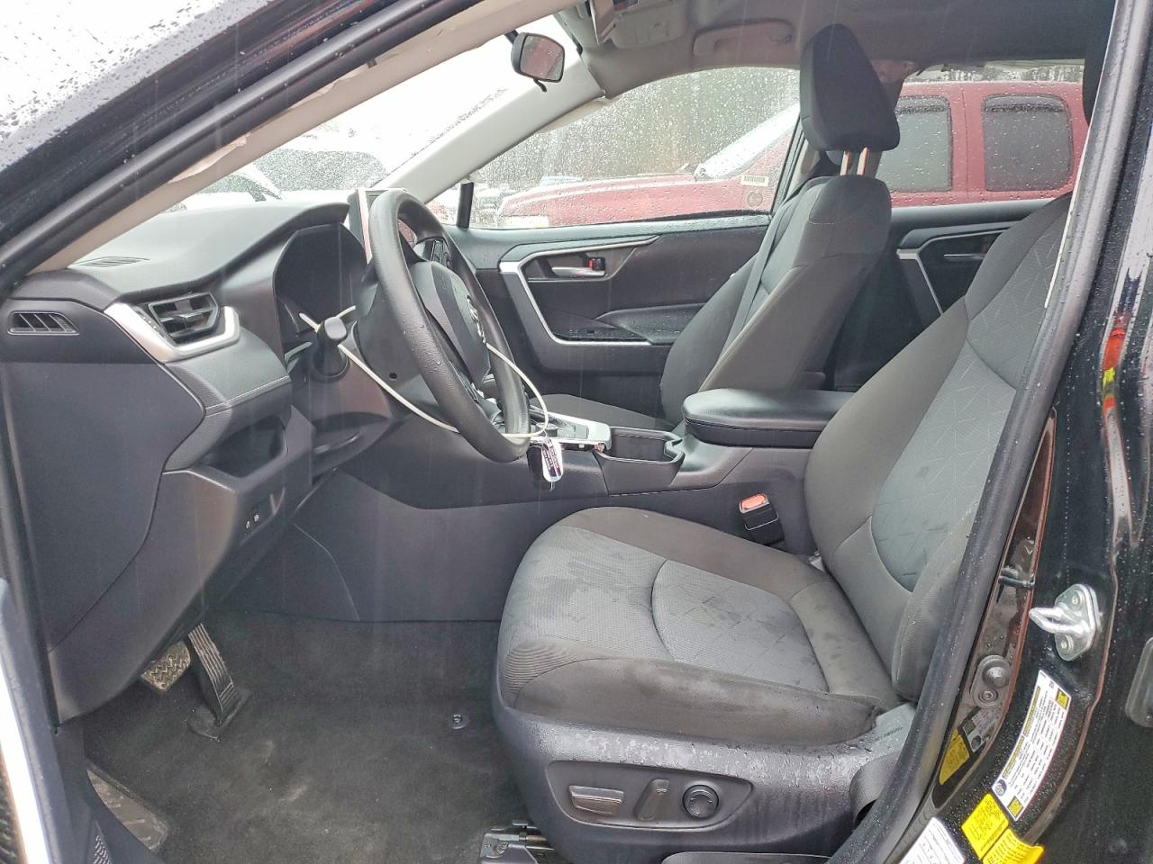 2025 TOYOTA RAV4 XLE photo 19