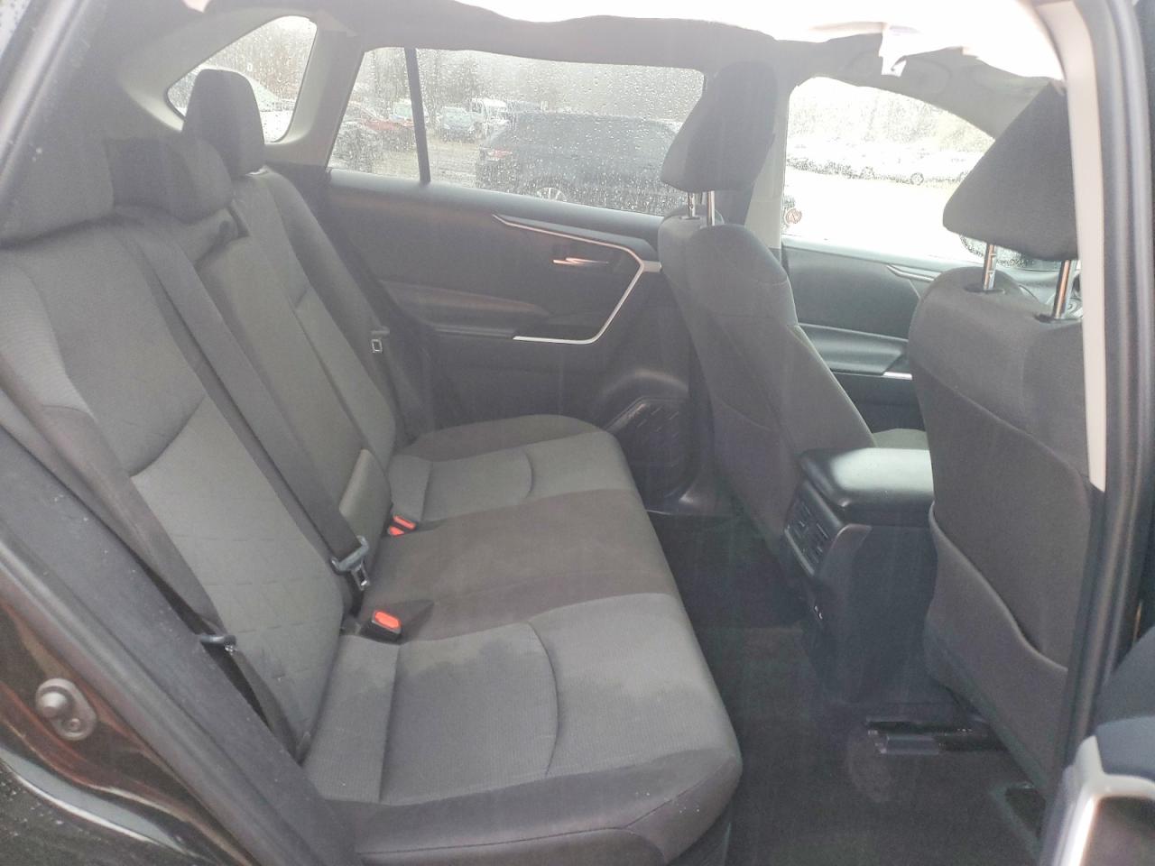 2025 TOYOTA RAV4 XLE photo 31