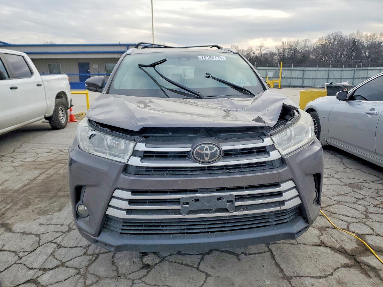 2017 TOYOTA HIGHLANDER XLE photo 9