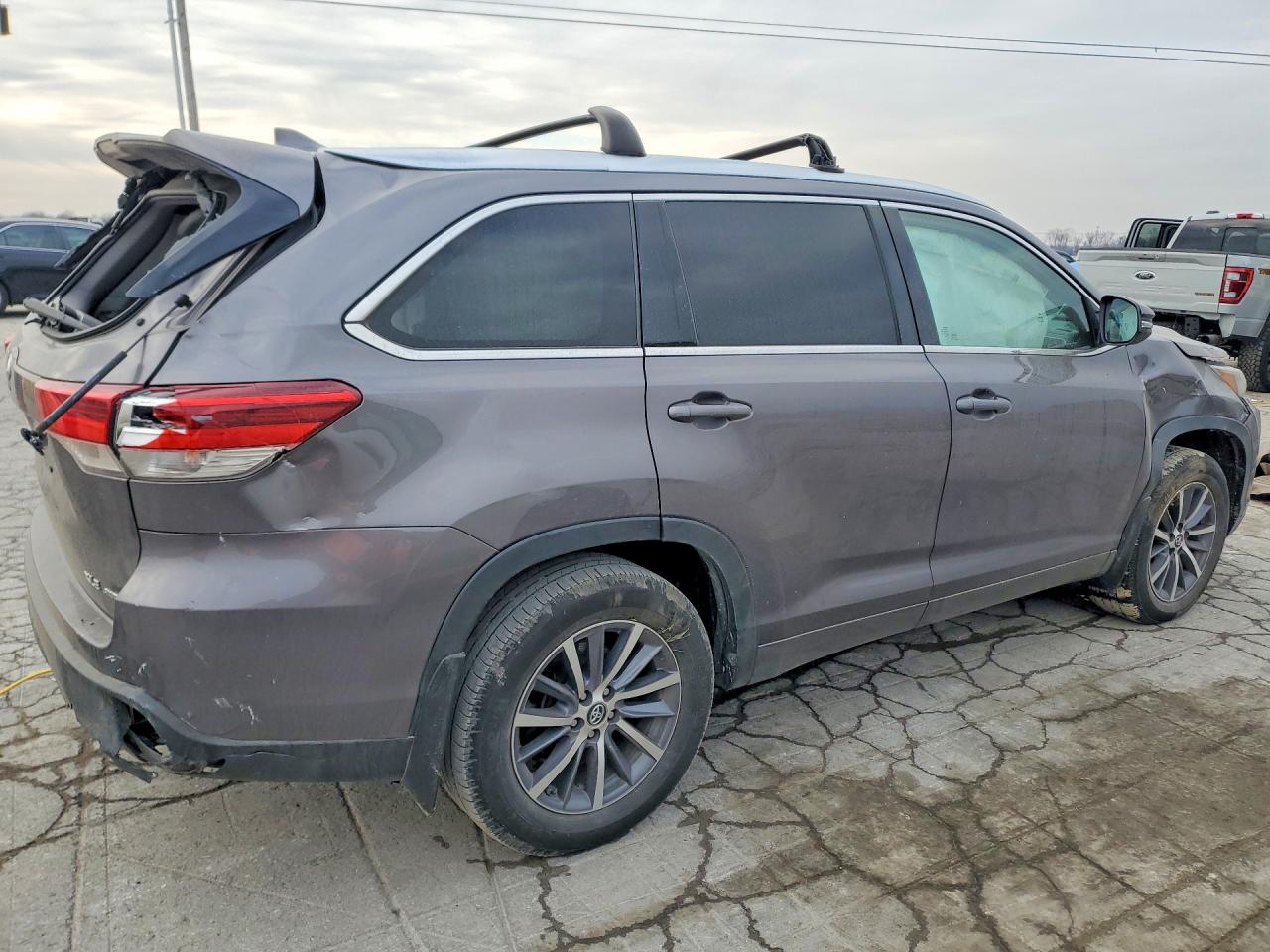 2017 TOYOTA HIGHLANDER XLE photo 5