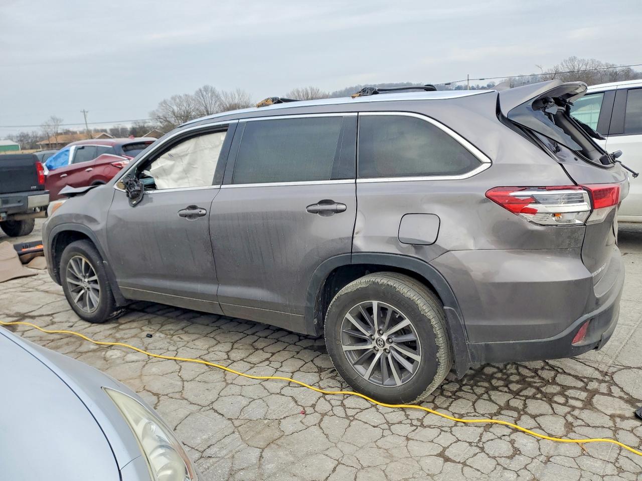 2017 TOYOTA HIGHLANDER XLE photo 3