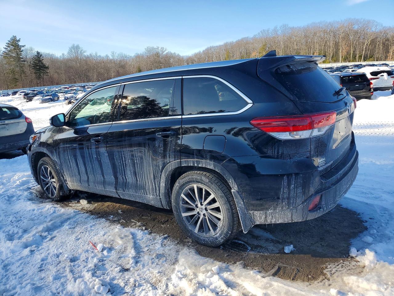 2017 TOYOTA HIGHLANDER SE photo 2
