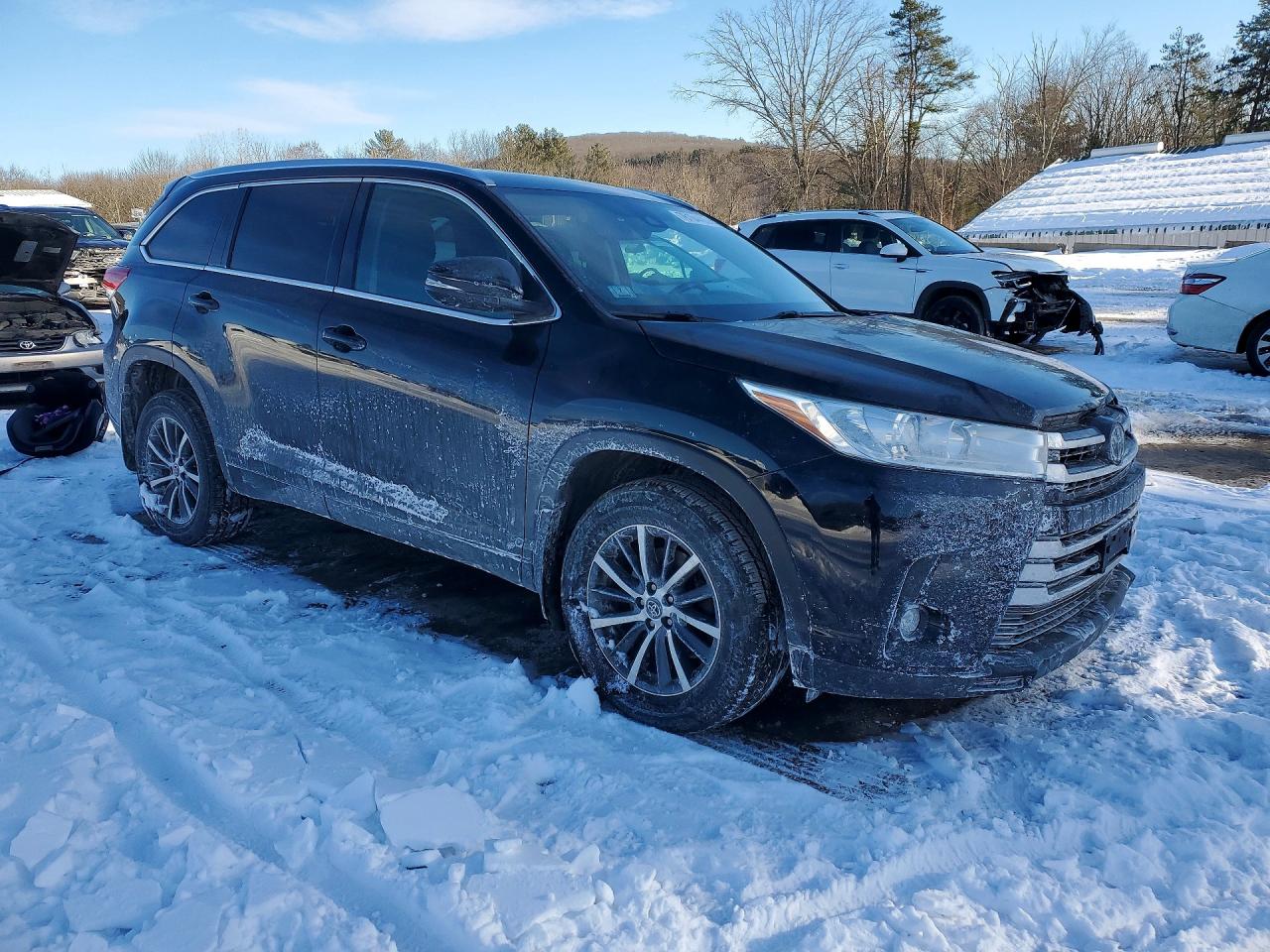 2017 TOYOTA HIGHLANDER SE photo 4