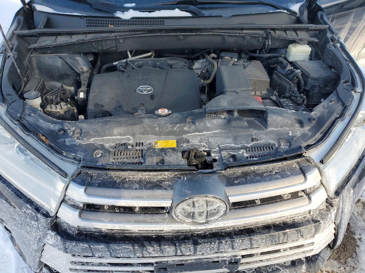 2017 TOYOTA HIGHLANDER SE photo 12