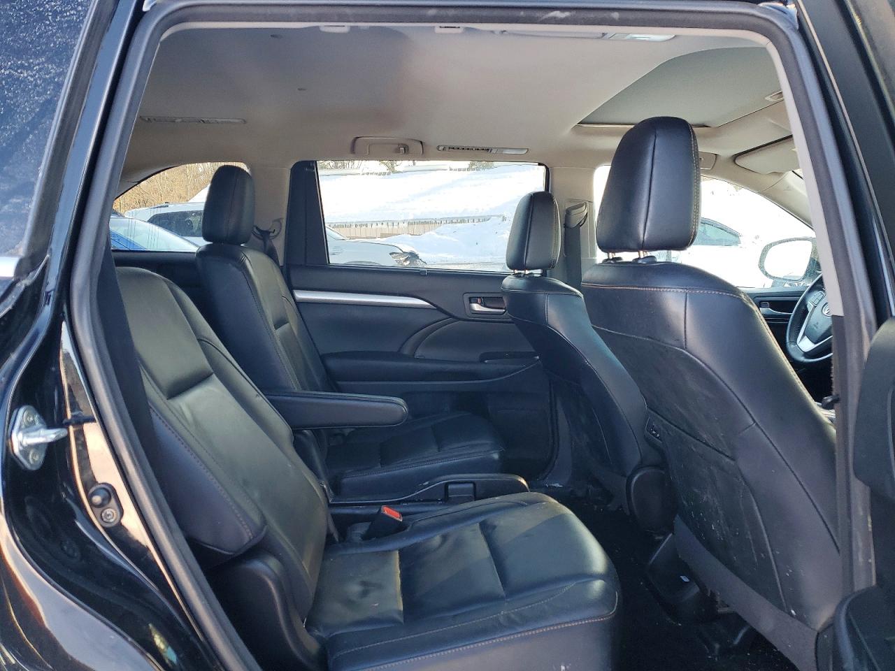 2017 TOYOTA HIGHLANDER SE photo 11