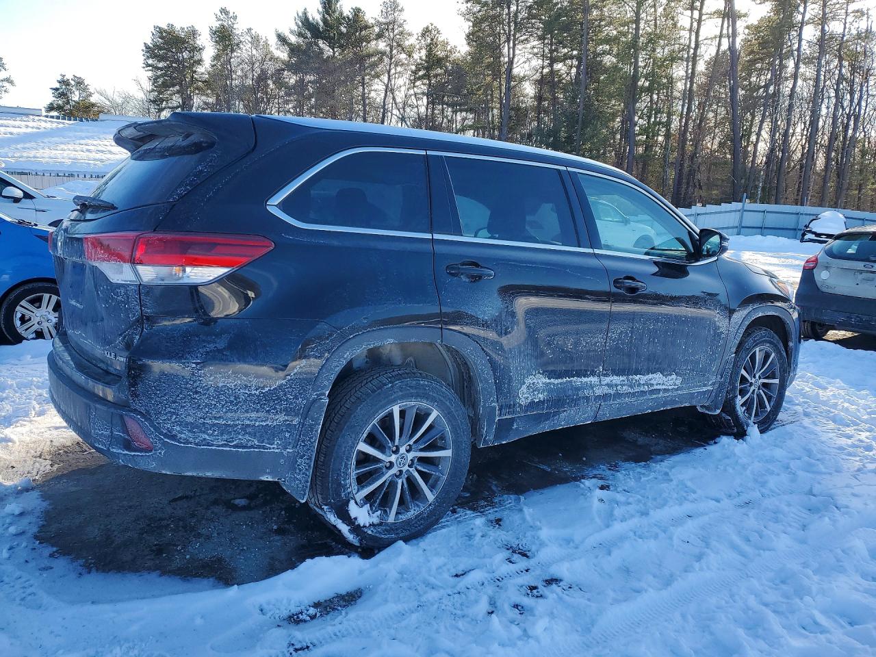 2017 TOYOTA HIGHLANDER SE photo 3