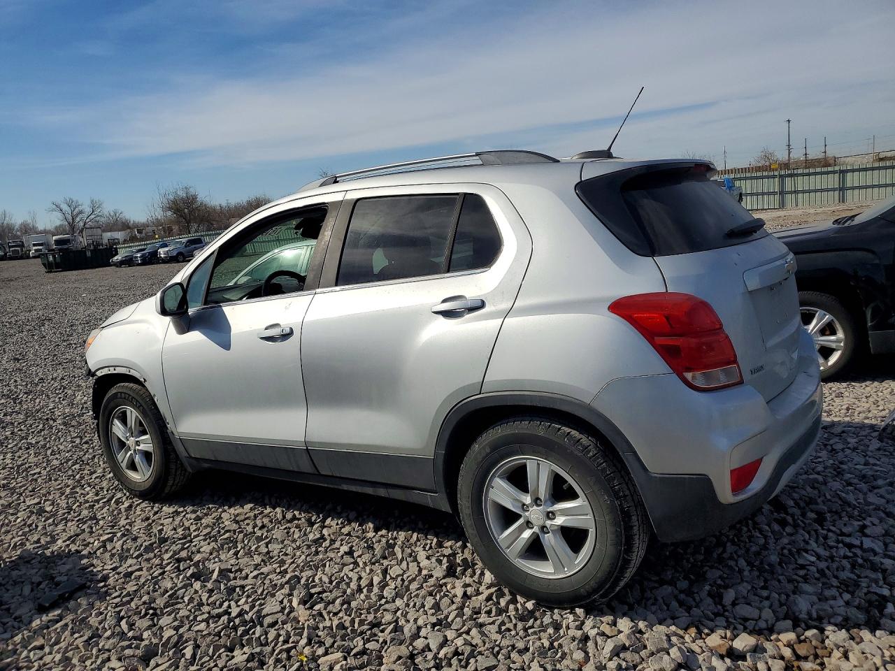 2017 CHEVROLET TRAX 1LT photo 2