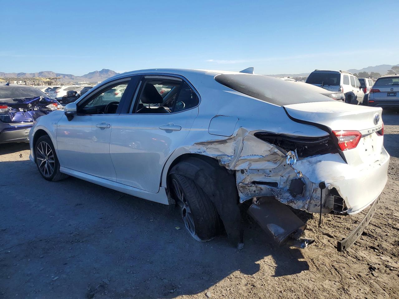 2021 TOYOTA CAMRY XLE photo 3