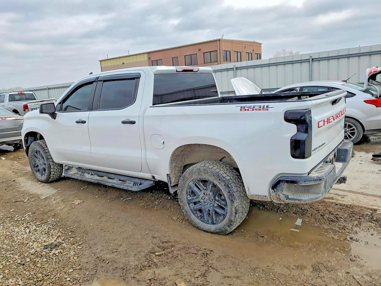 2024 CHEVROLET SILVERADO K1500 LT TRAIL BOSS photo 3