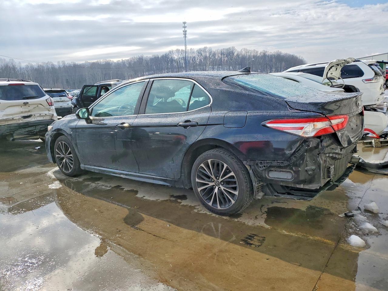 2020 TOYOTA CAMRY SE photo 2