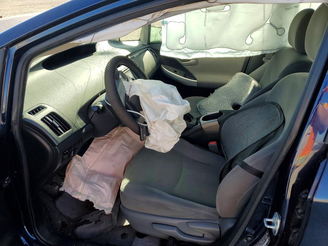 2015 TOYOTA PRIUS photo 7