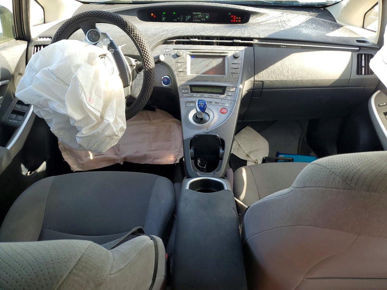 2015 TOYOTA PRIUS photo 8