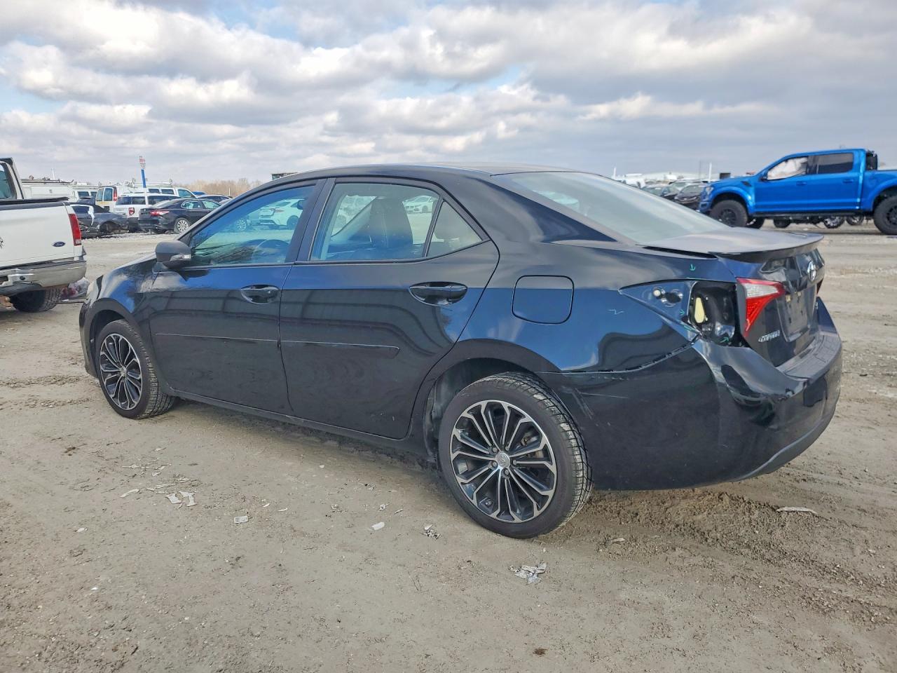 2016 TOYOTA COROLLA photo 2