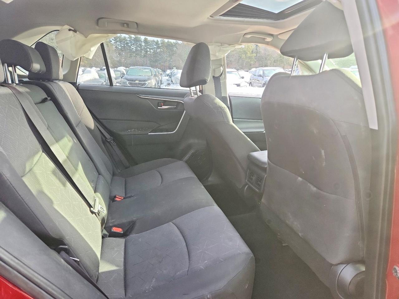 2019 TOYOTA RAV4 XLE photo 21