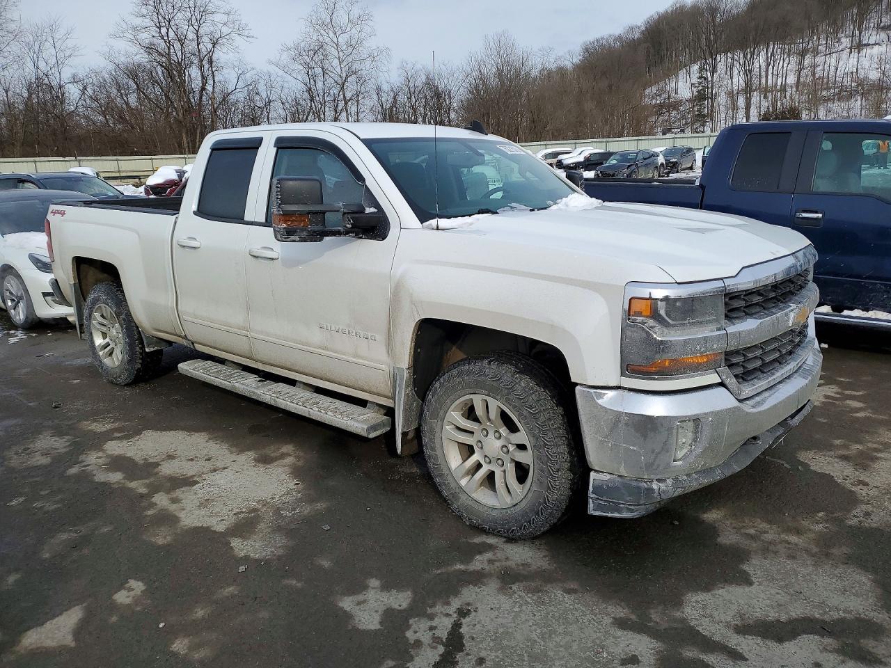 2017 CHEVROLET SILVERADO K1500 LT photo 4