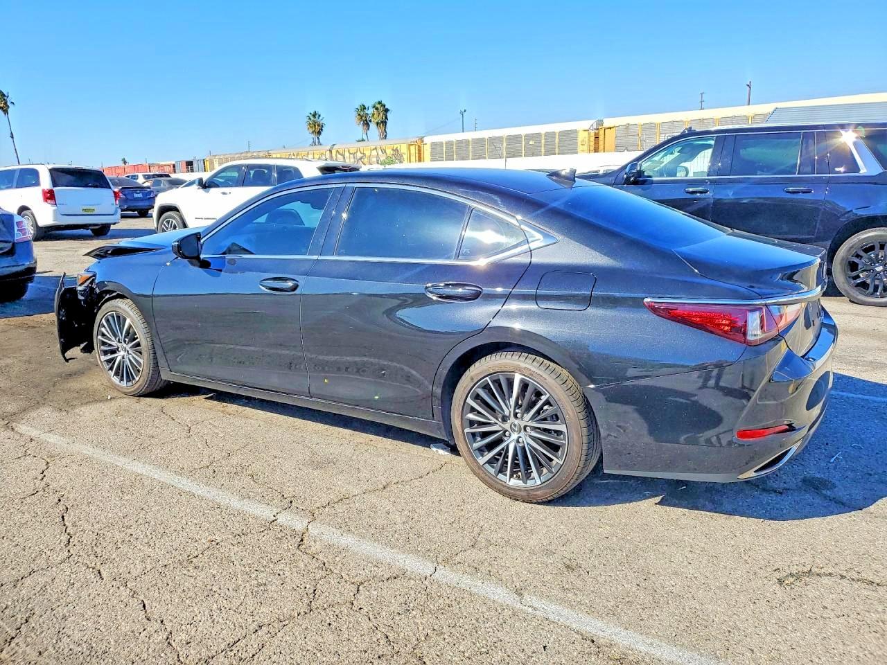 2023 LEXUS ES photo 3