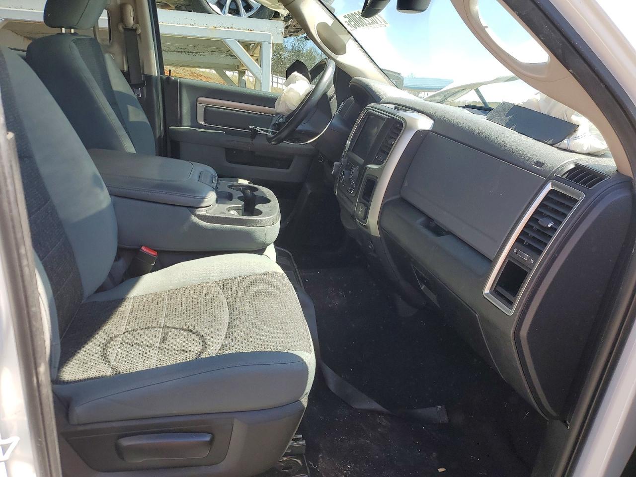 2019 RAM 1500 CLASSIC SLT photo 25