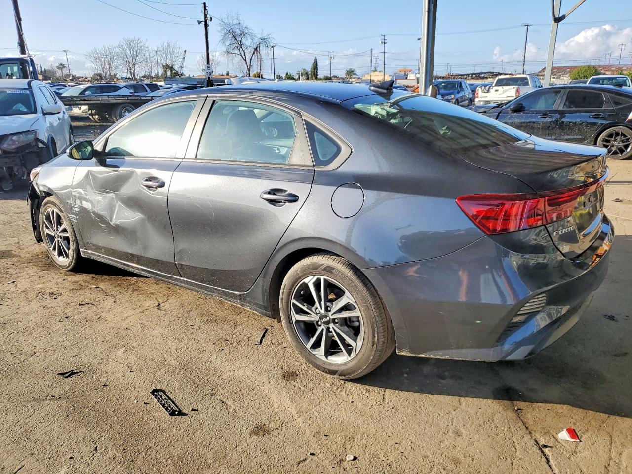 2023 KIA FORTE LX photo 3