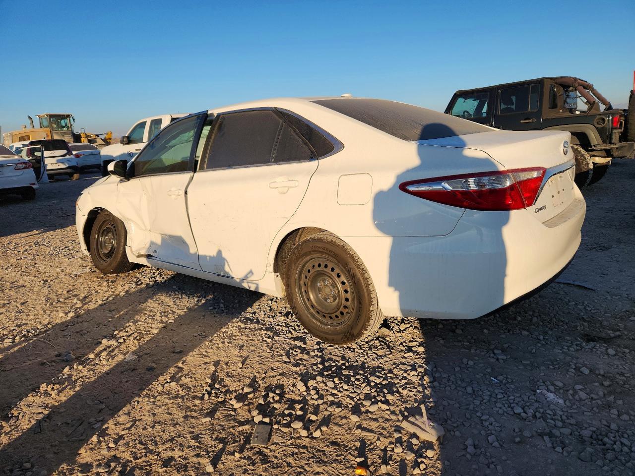 2017 TOYOTA CAMRY LE photo 3