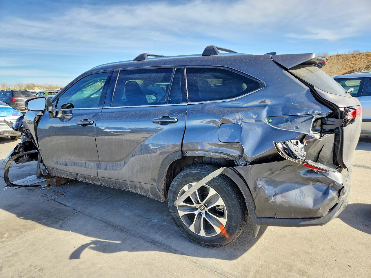 2021 TOYOTA HIGHLANDER XLE photo 2