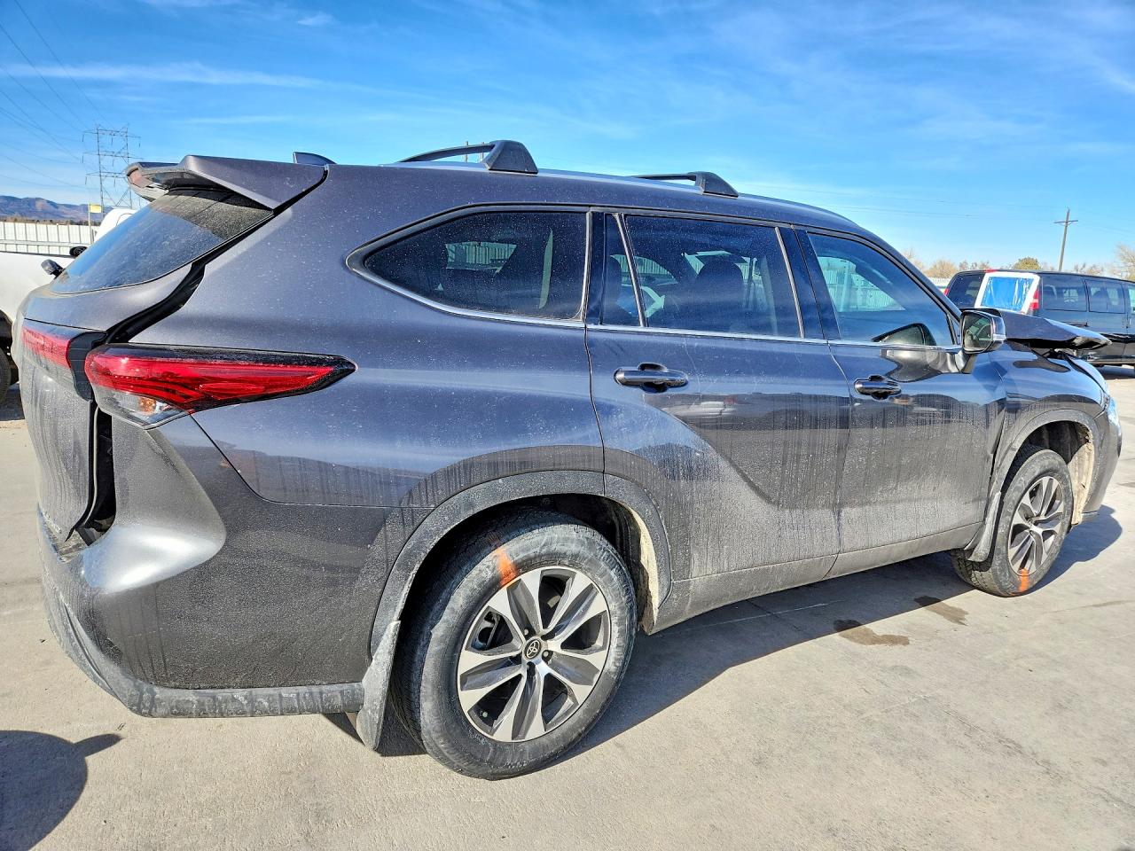 2021 TOYOTA HIGHLANDER XLE photo 3