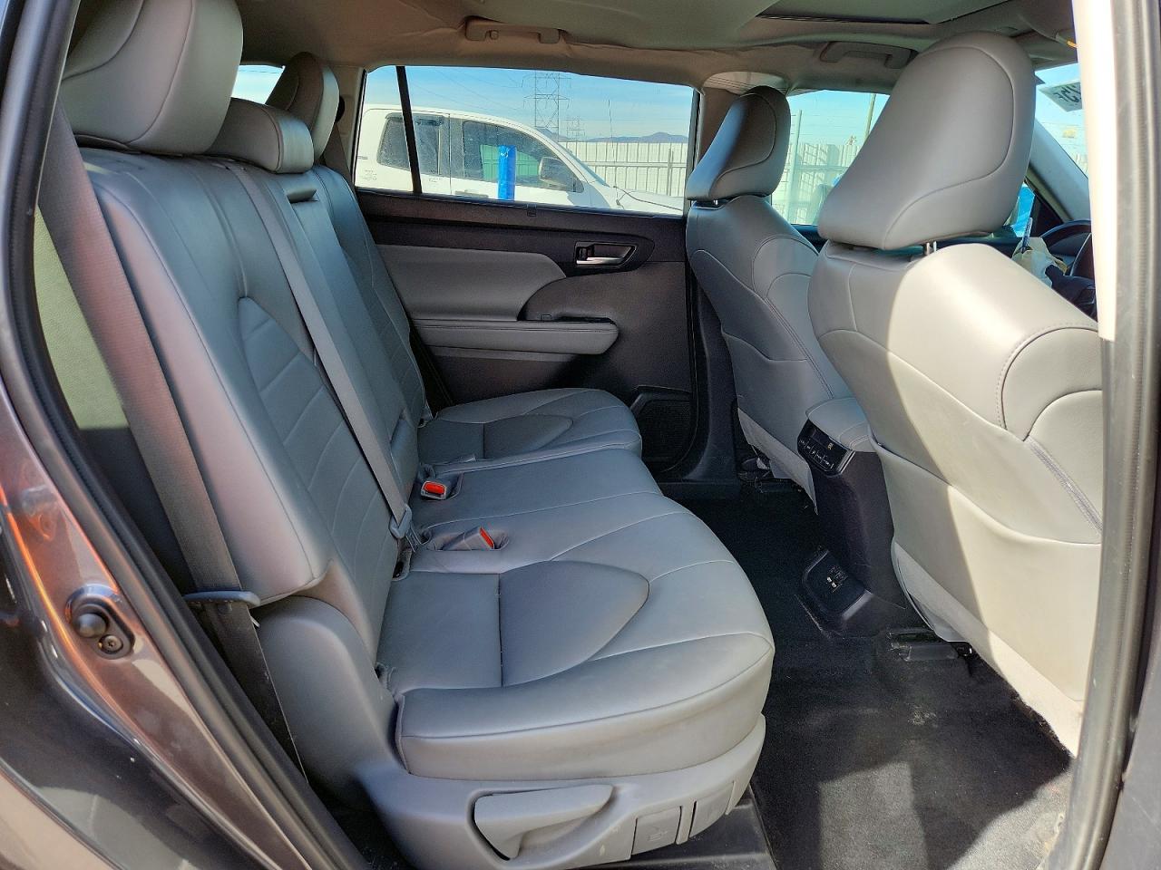 2021 TOYOTA HIGHLANDER XLE photo 11