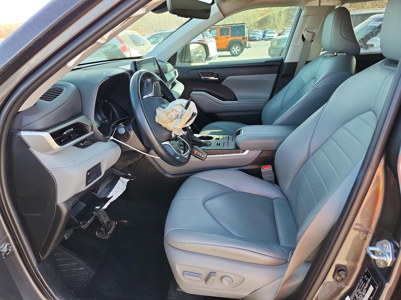 2021 TOYOTA HIGHLANDER XLE photo 7