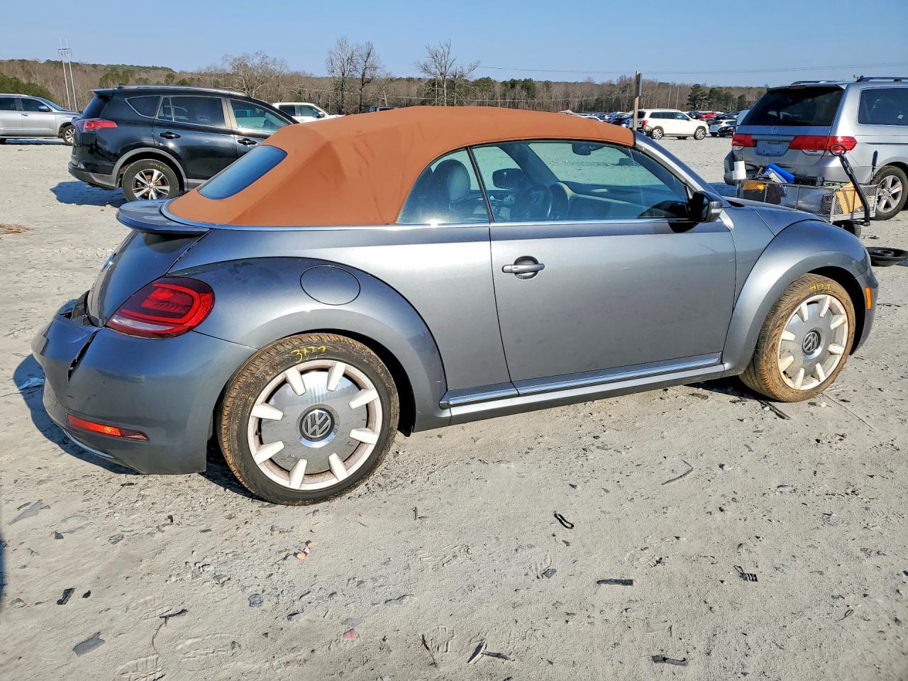 2019 VOLKSWAGEN BEETLE S photo 5