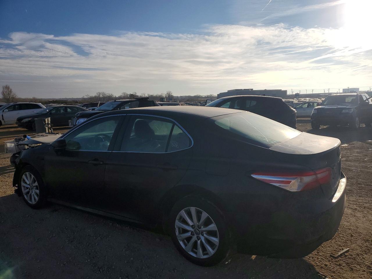 2018 TOYOTA CAMRY LE photo 3