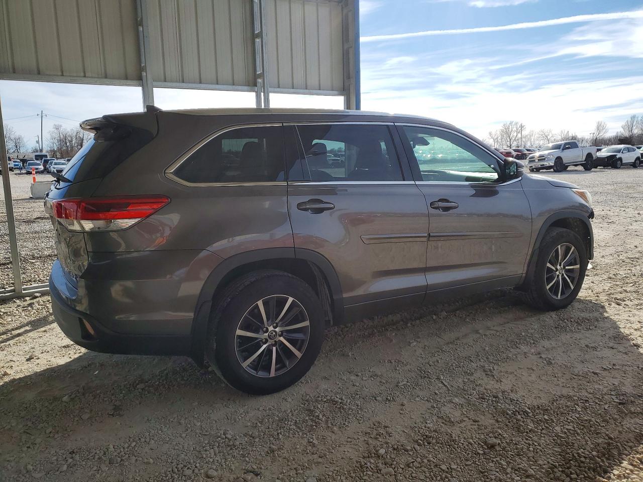 2017 TOYOTA HIGHLANDER SE photo 3