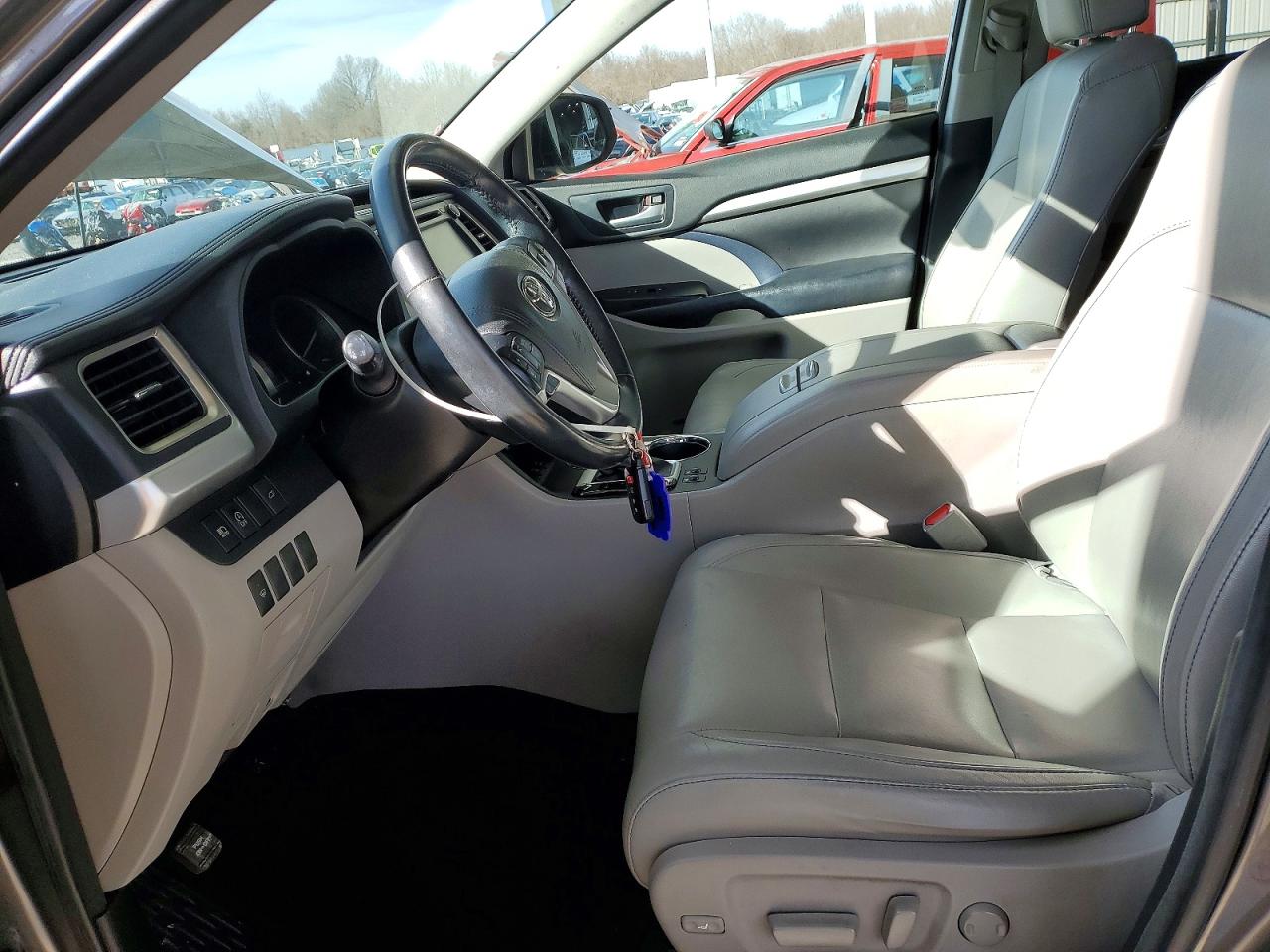 2017 TOYOTA HIGHLANDER SE photo 7