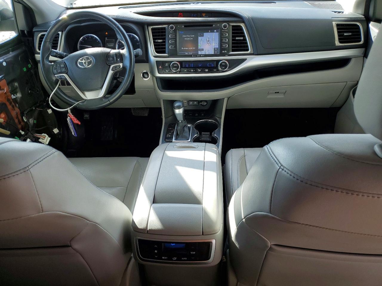 2017 TOYOTA HIGHLANDER SE photo 8