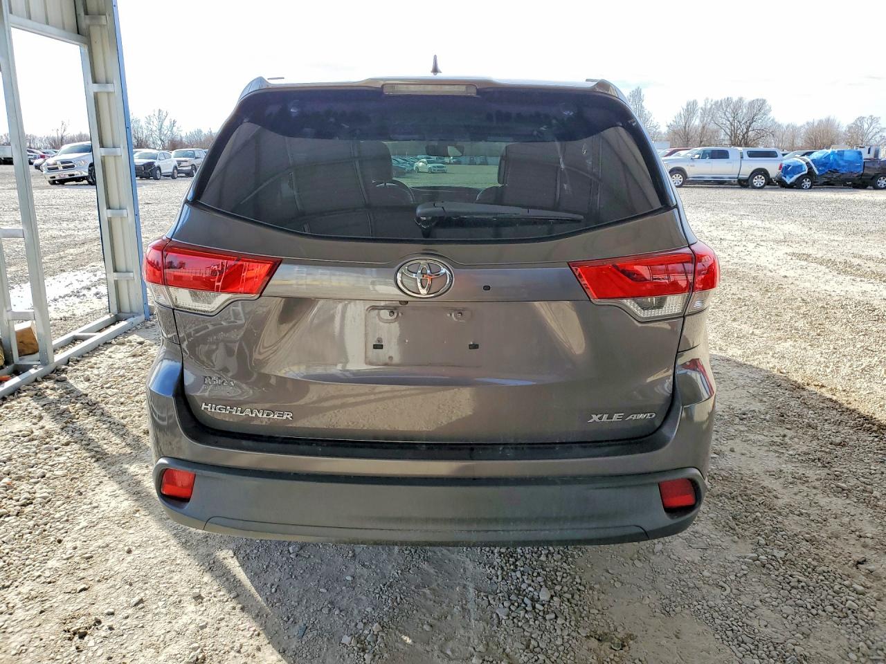2017 TOYOTA HIGHLANDER SE photo 6