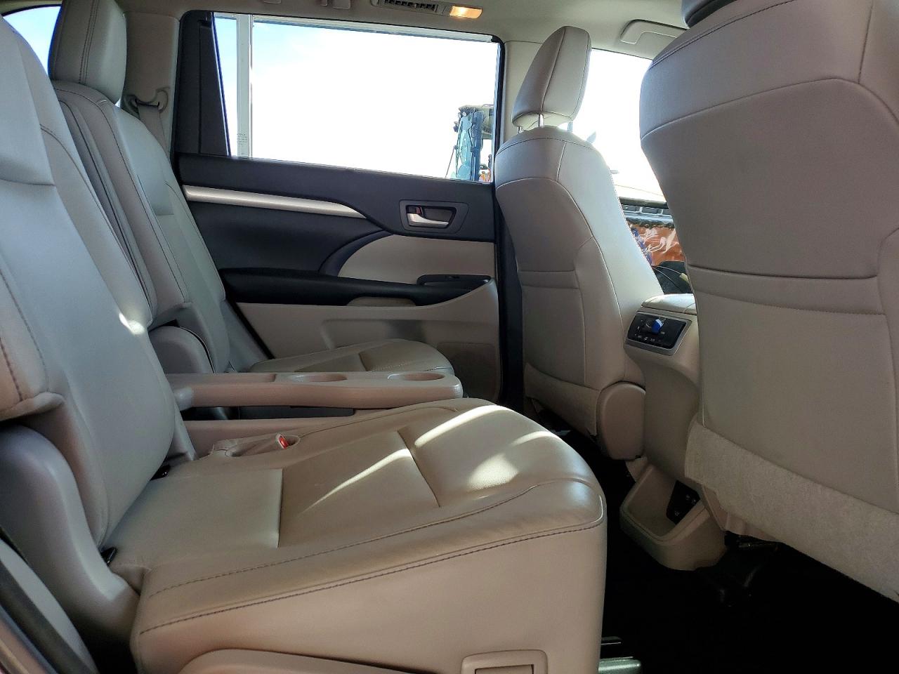 2017 TOYOTA HIGHLANDER SE photo 11