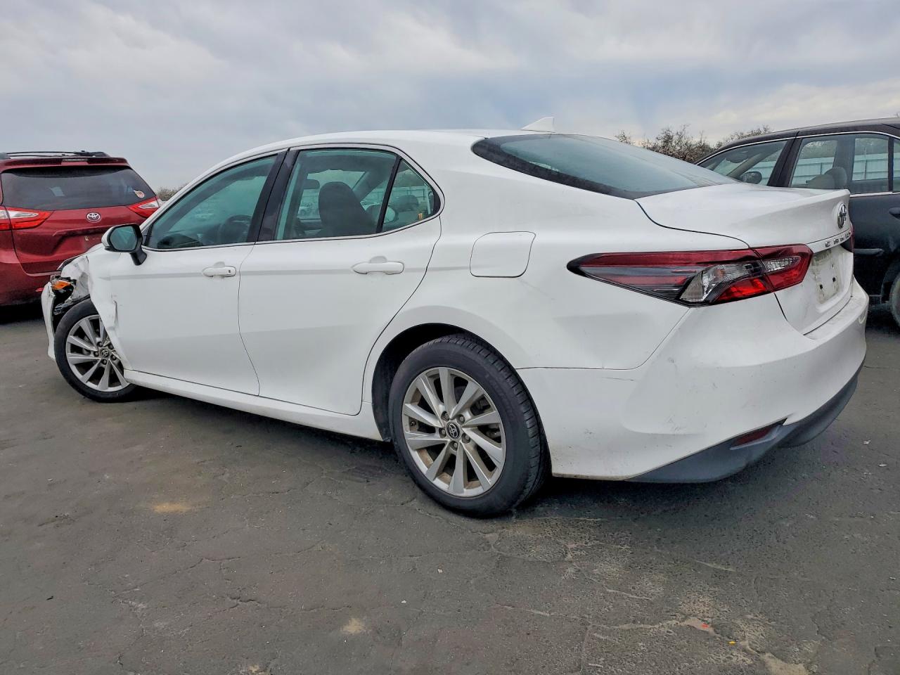 2022 TOYOTA CAMRY LE photo 2
