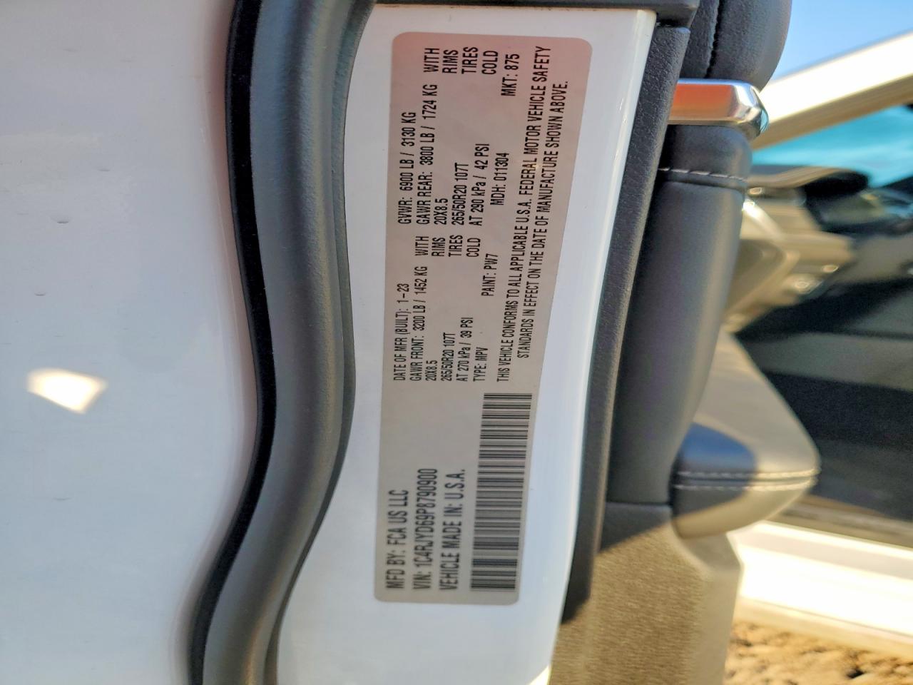 2023 JEEP GRAND CHEROKEE OVERLAND 4XE photo 13