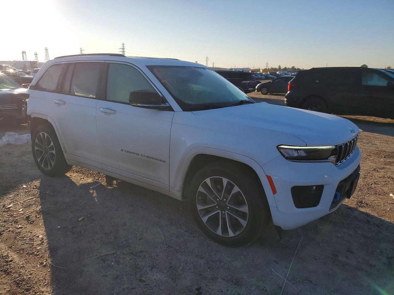 2023 JEEP GRAND CHEROKEE OVERLAND 4XE photo 4
