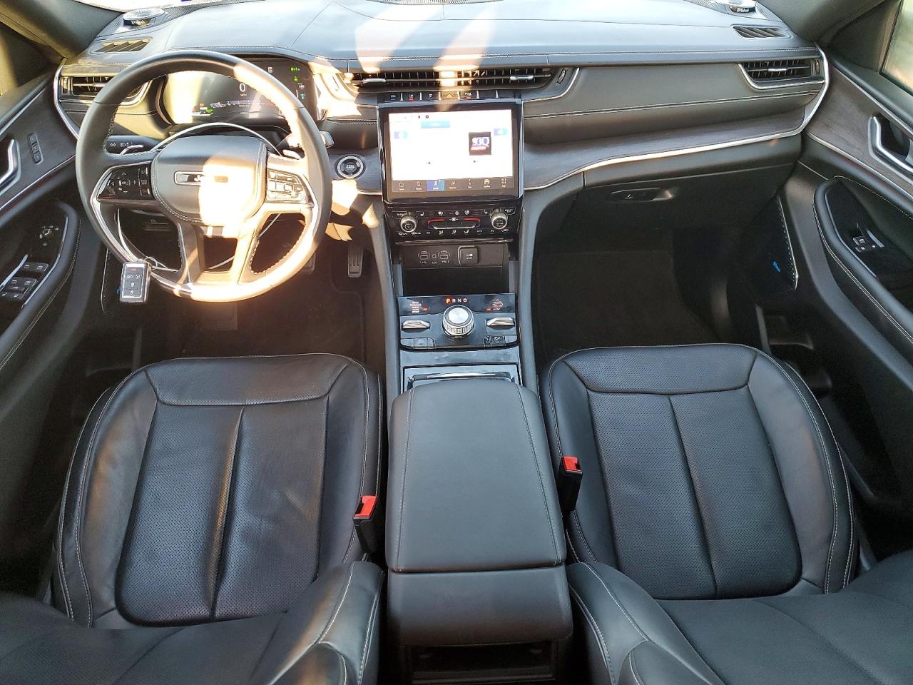 2023 JEEP GRAND CHEROKEE OVERLAND 4XE photo 8