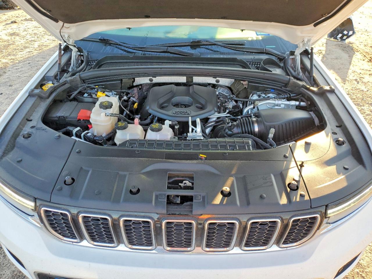 2023 JEEP GRAND CHEROKEE OVERLAND 4XE photo 12