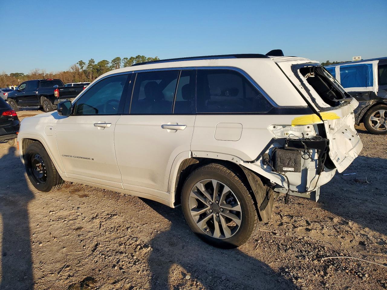 2023 JEEP GRAND CHEROKEE OVERLAND 4XE photo 2