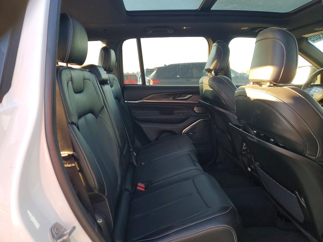 2023 JEEP GRAND CHEROKEE OVERLAND 4XE photo 11