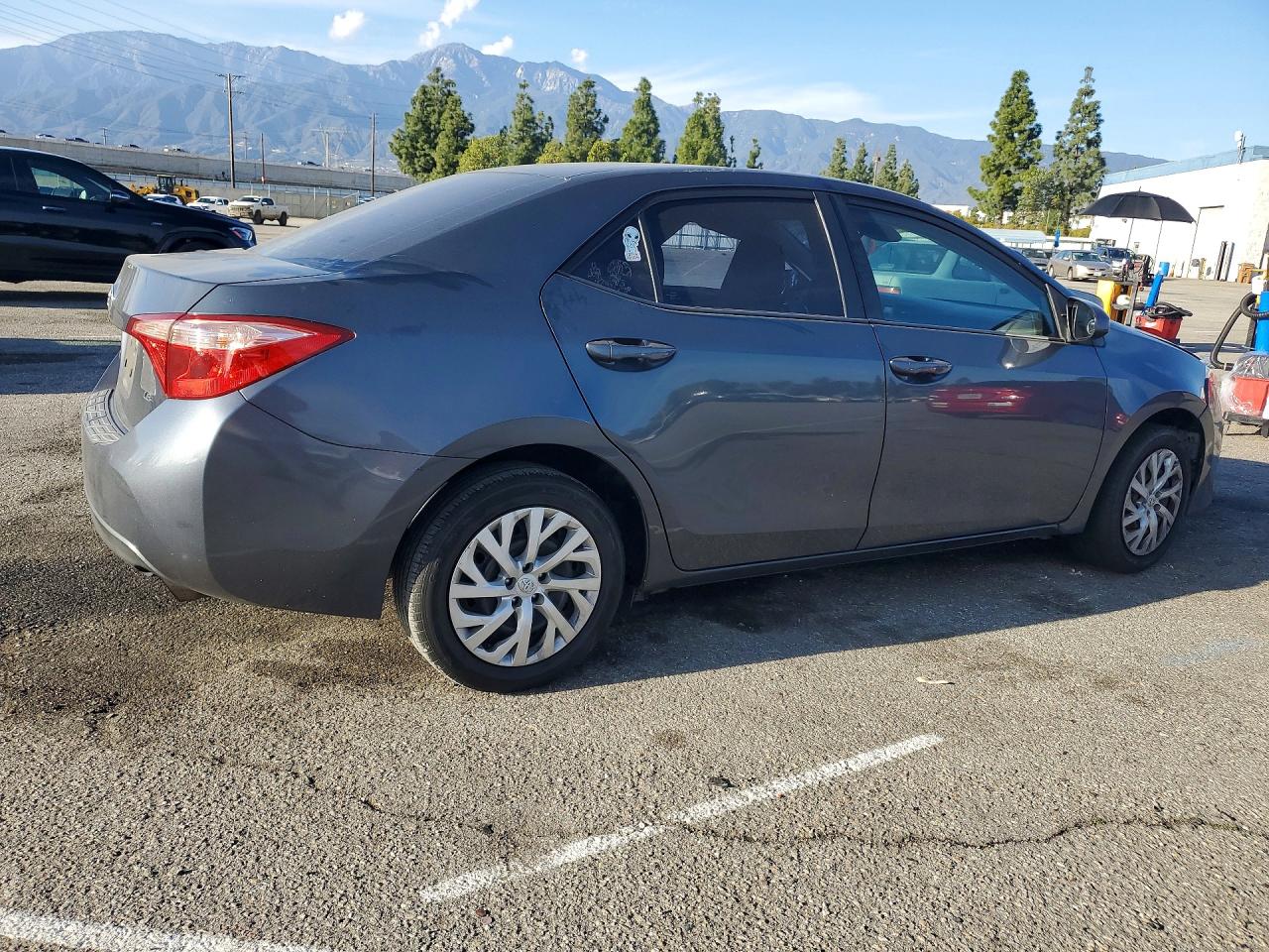 2018 TOYOTA COROLLA LE photo 3