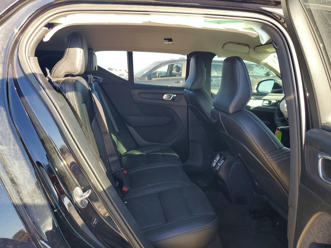 2022 VOLVO XC40 T5 MOMENTUM photo 21