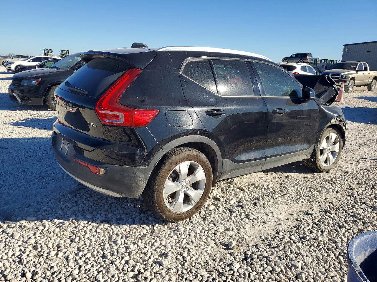 2022 VOLVO XC40 T5 MOMENTUM photo 5