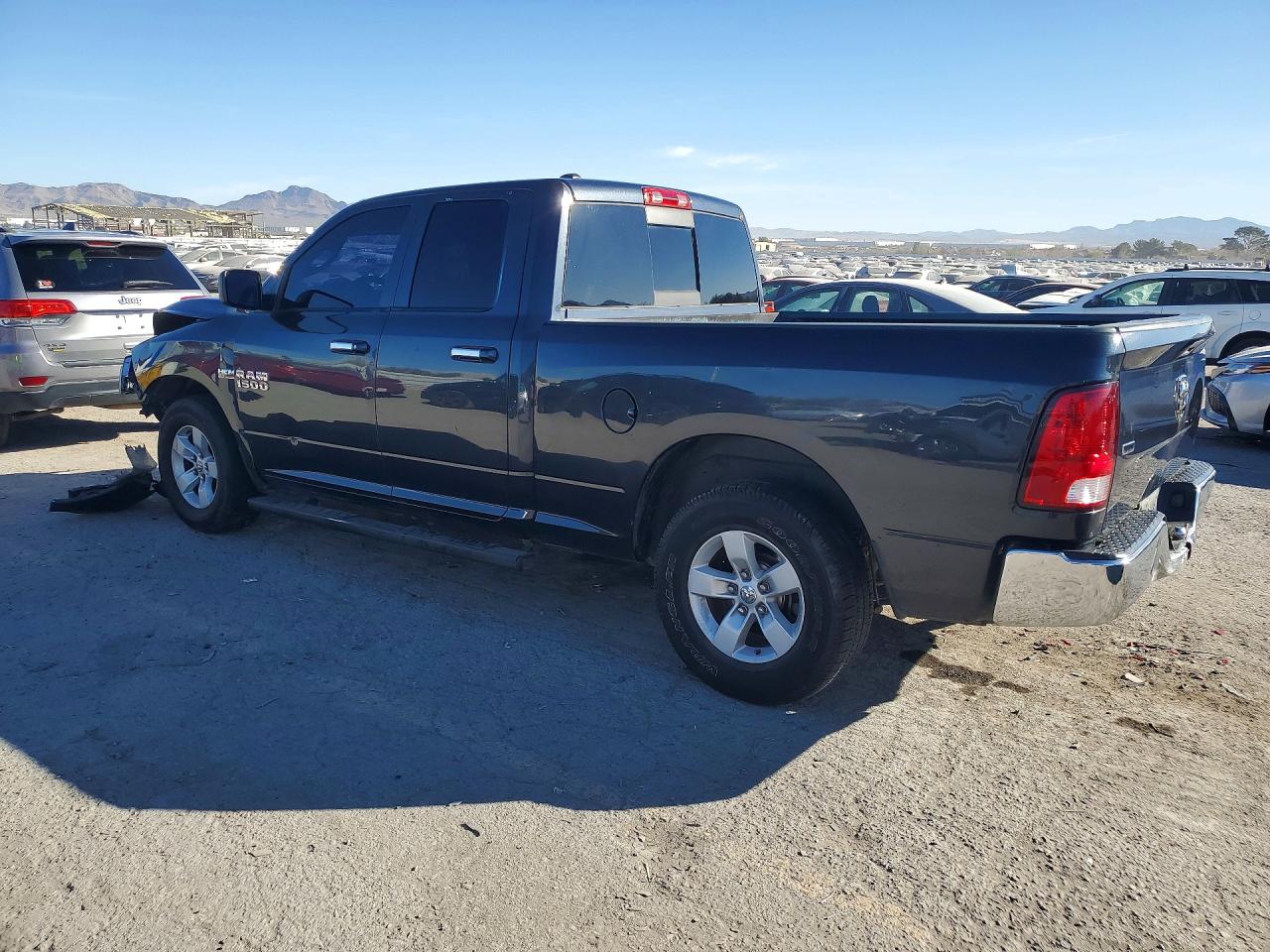 2016 RAM 1500 SLT photo 2
