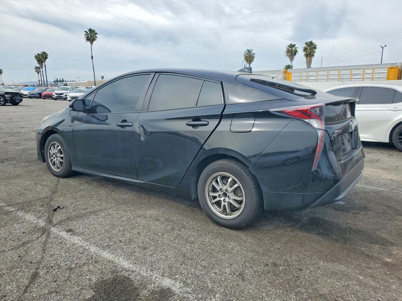 2017 TOYOTA PRIUS photo 3