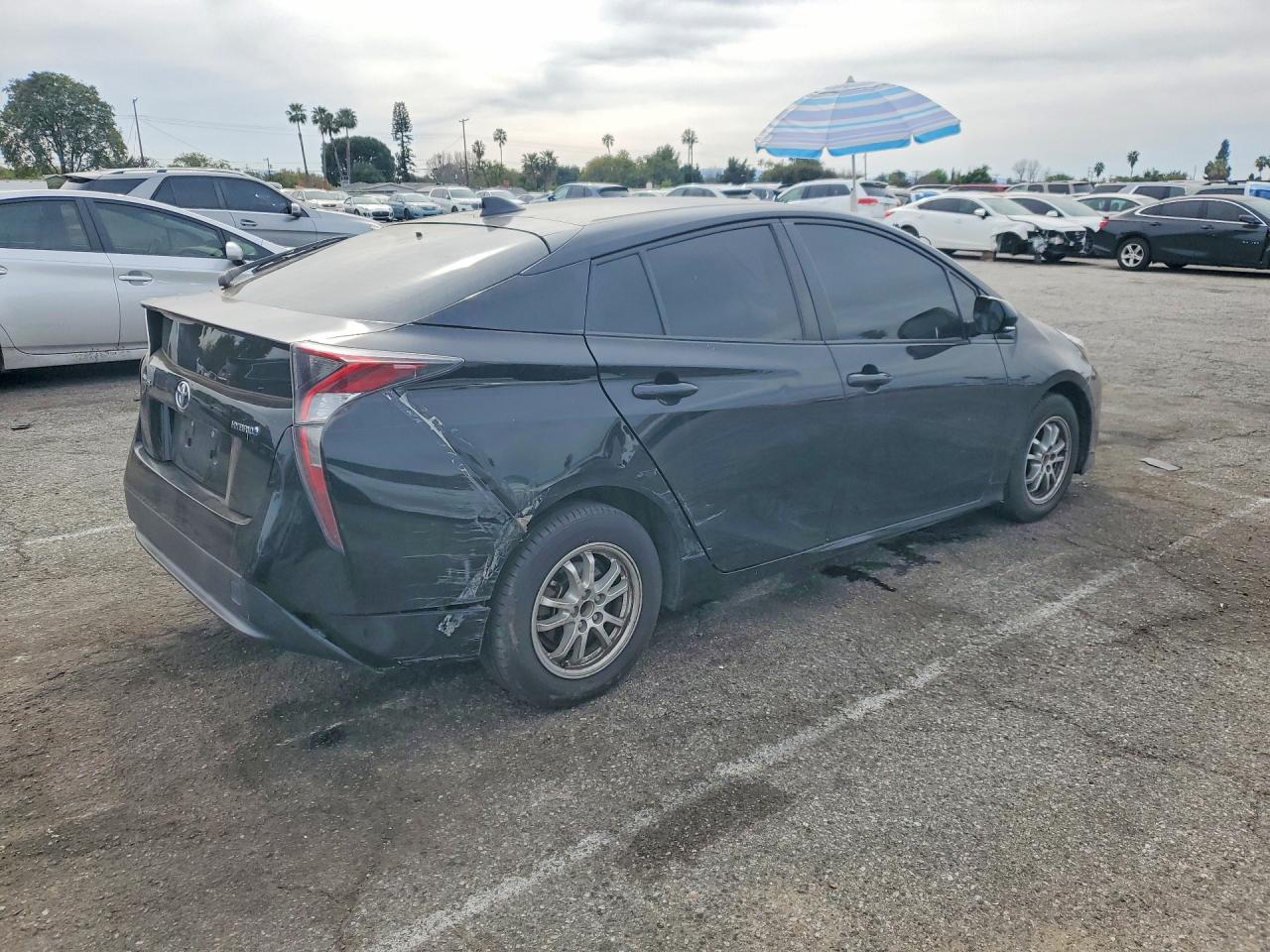 2017 TOYOTA PRIUS photo 5