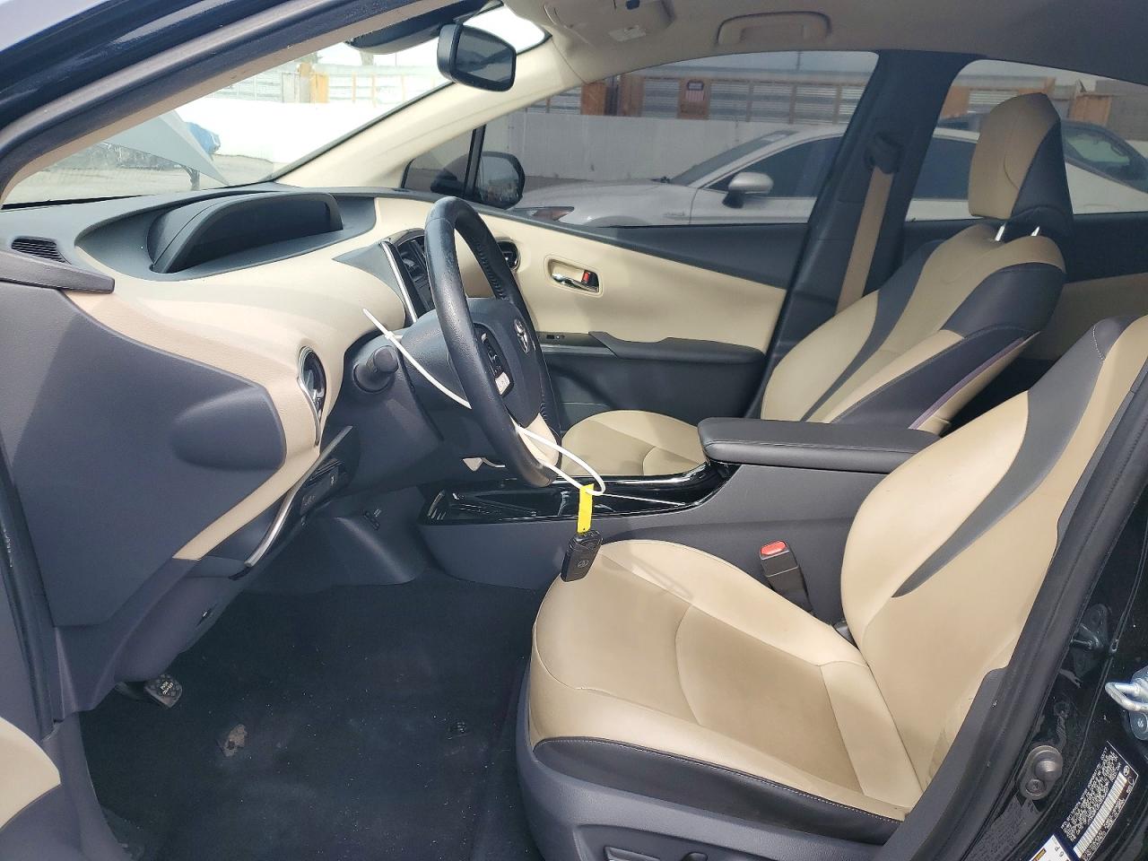 2017 TOYOTA PRIUS photo 13