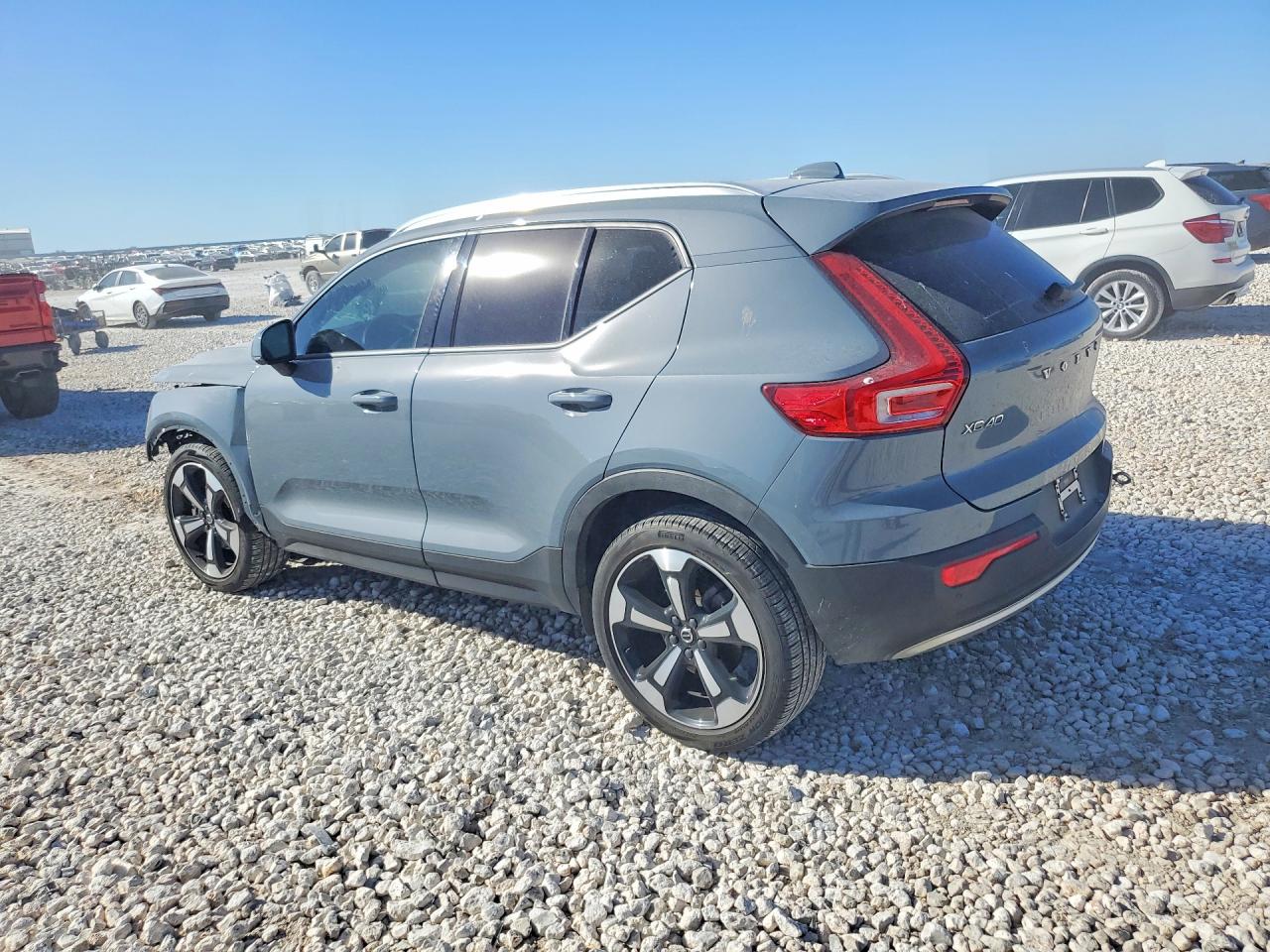 2020 VOLVO XC40 T5 MOMENTUM photo 2